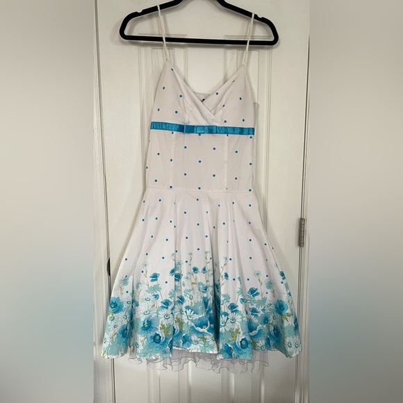 Cotton Polka Dot and Floral Super Sweet Dress &Peekaboo Crinoline Slip
Size 7 - Picture 1 of 11